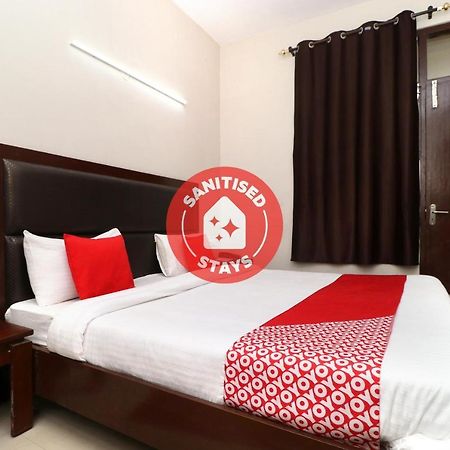 Oyo 14832 Hotel Rooftop Panchkula Ngoại thất bức ảnh