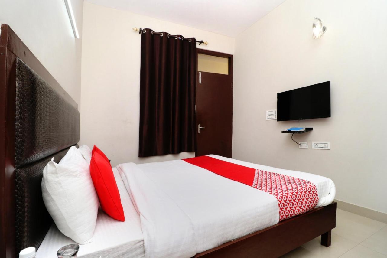 Oyo 14832 Hotel Rooftop Panchkula Ngoại thất bức ảnh