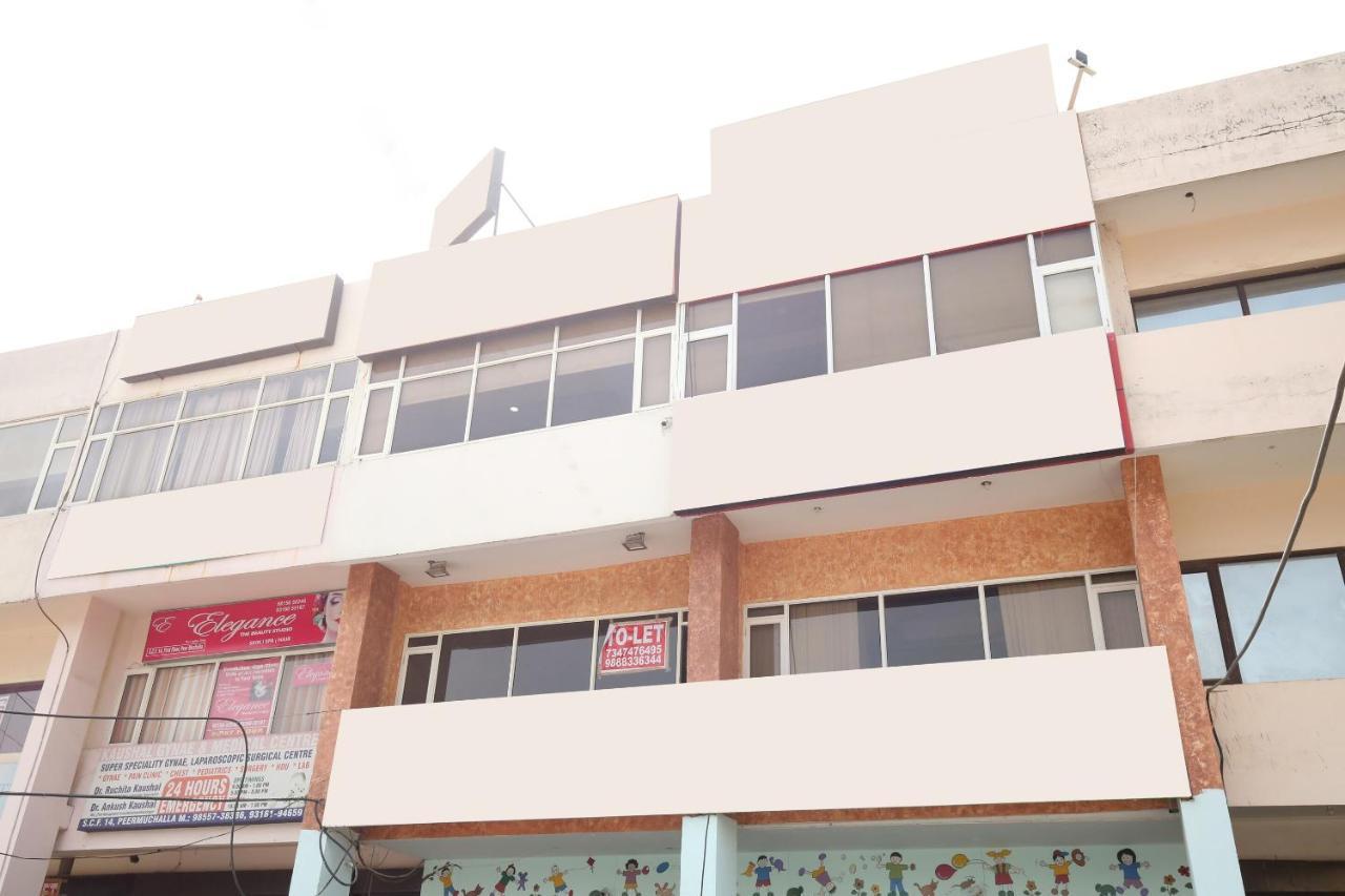 Oyo 14832 Hotel Rooftop Panchkula Ngoại thất bức ảnh