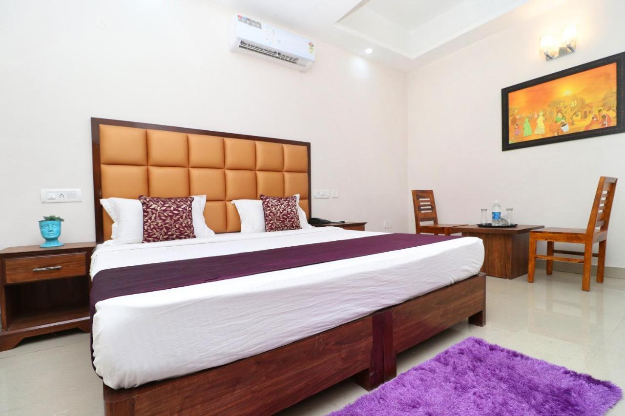 Oyo 14832 Hotel Rooftop Panchkula Ngoại thất bức ảnh